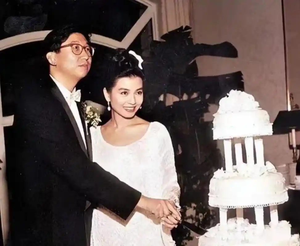 2007年,亡夫葬礼上,钟楚红在周润发怀里失声痛哭,发哥也一脸悲痛,不停