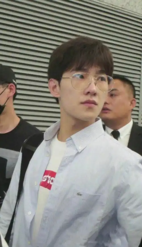 网友爆料杨洋素颜现身机场近距离看脸上有痘痘颜值却很高