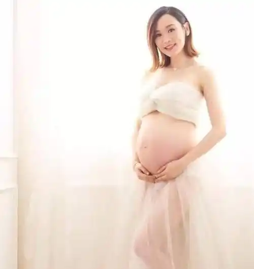 应采儿的孕肚算是非常大的了,但是老公陪伴在身边,相信任何的痛苦都不