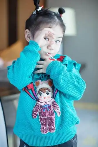 李承铉亲手为女儿扎辫子,lucky参加活动台风稳健,表情超萌