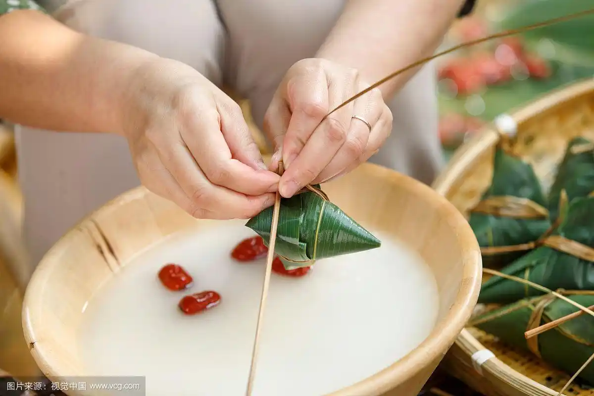 中年女人在包粽子