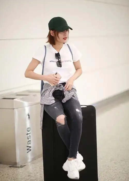 张嘉倪穿简约t恤搭破洞牛仔裤,休闲随性尽显年轻活力