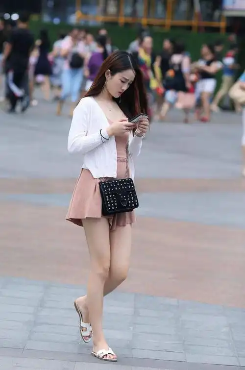 街拍:时尚美女小姐姐,皮肤白皙,时尚穿搭有韵味!_网易订阅