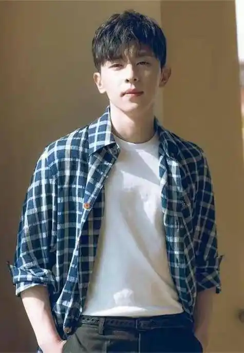 邓伦遭封杀已逾2年,如今处境引发热议:他的可恨与可悲