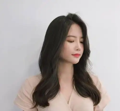 一头长发当然也要做一个好看的发型才能更显女神气质,不管是颜色,长度