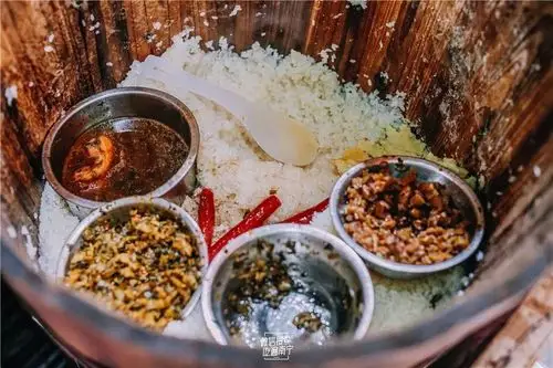 官塘这家开了十几年的木桶糯米饭,承载了多少南宁人的童年味道.