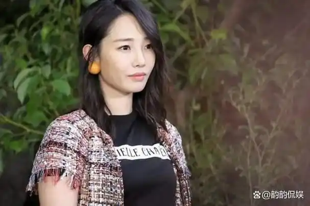 白百何出席品牌活动,又美又飒,身材和状态都很不错