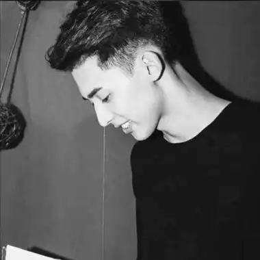 真人高冷的黑白男生头像图片