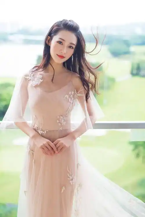 当李沁穿上白色纱裙,一副温柔可爱的模样,让人不由的感叹-爱读书