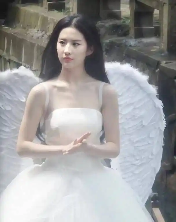 刘亦菲大方回应男粉表白,百万点赞量持续攀升,礼貌触动粉丝心灵_消息