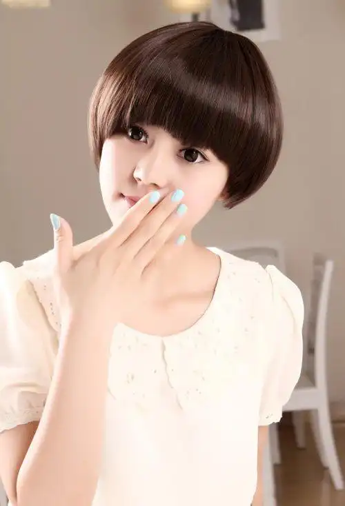 春天女生剪蘑菇头染棕发色造型