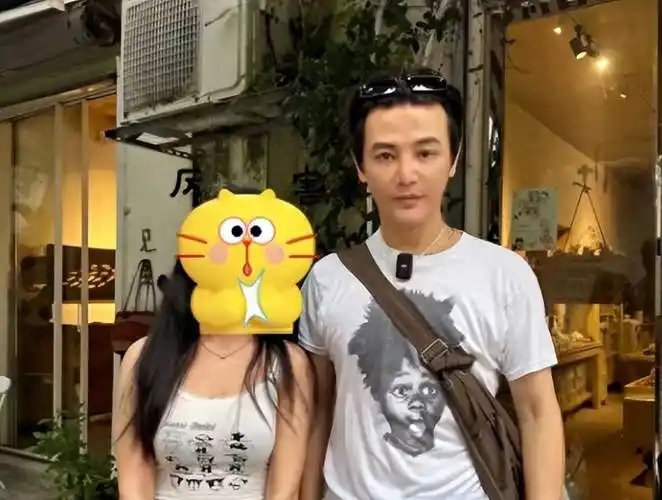 孙坚王霏霏游景德镇被偶遇,男方面部僵化无表情,被疑填充过度_孙坚大