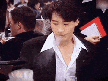 黎明不经意间撩拨衣领的小动作,让人浮想联翩.