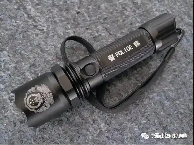 交警执法不规范便用警用手电击伤司机眼睛致住院 交警大队被判赔偿