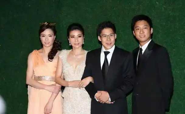 霍启刚生日派对曝光:郭晶晶晒全家福,豪宅满地衣服一片狼藉!