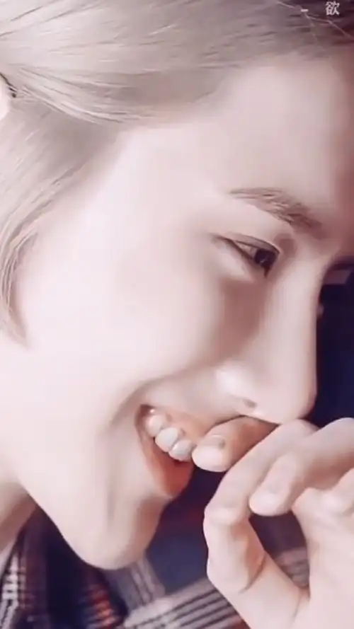 王一博一笑胜千言,邪魅一笑像假的一样,甜哭了!