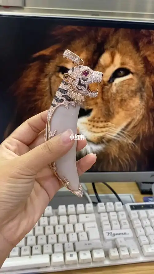 虎牙吊坠