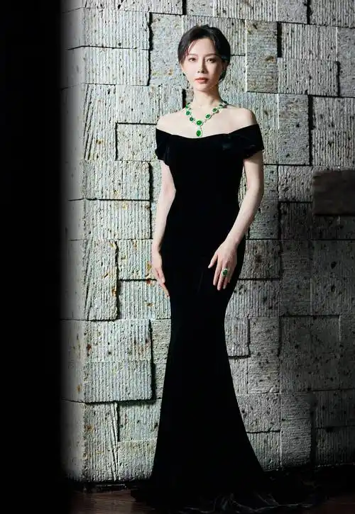 原创44岁的陈数为活动现身黑色v领长裙气质超好岁月沉淀的是魅力