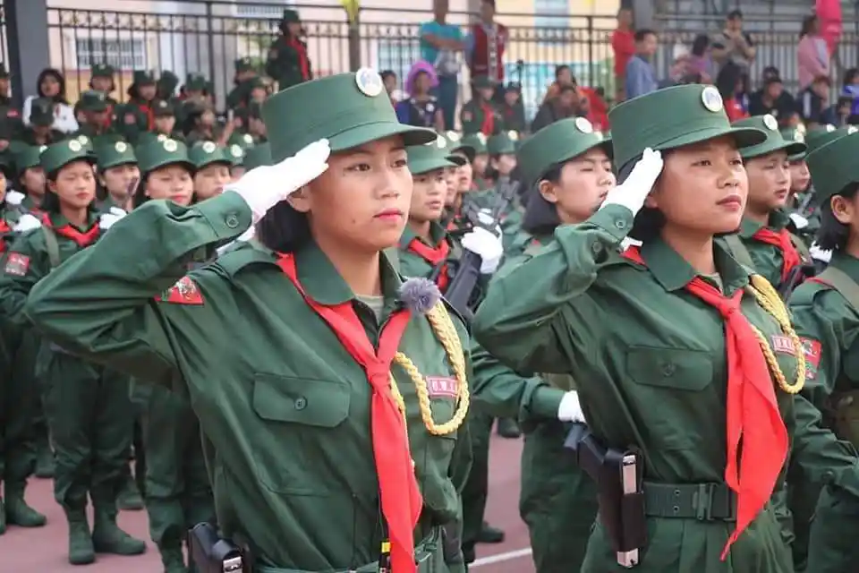 缅甸佤邦的女兵 踏着中式步伐参加阅兵