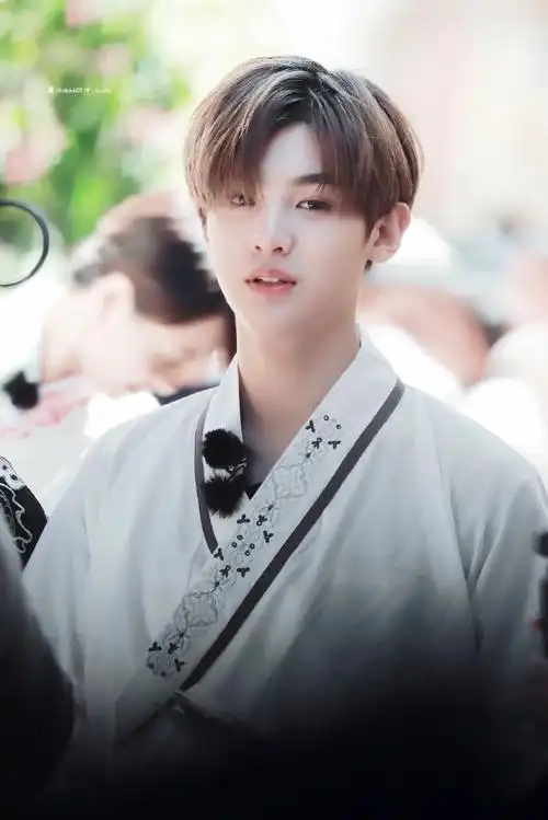 当爱豆穿上汉服##黄明昊0406出道两周年快乐