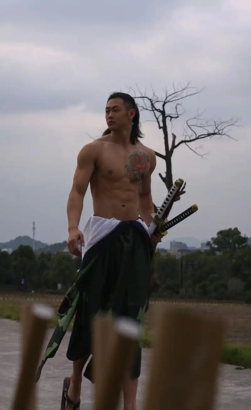 万军独一剑 破敌万千甲#肌肉 #腹肌 #胸肌 #长发男生 # - 抖音