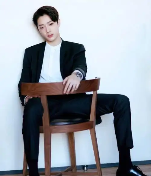 赖冠霖真长大了竟都知道黑皮鞋不能配白袜穿出1米8大长腿