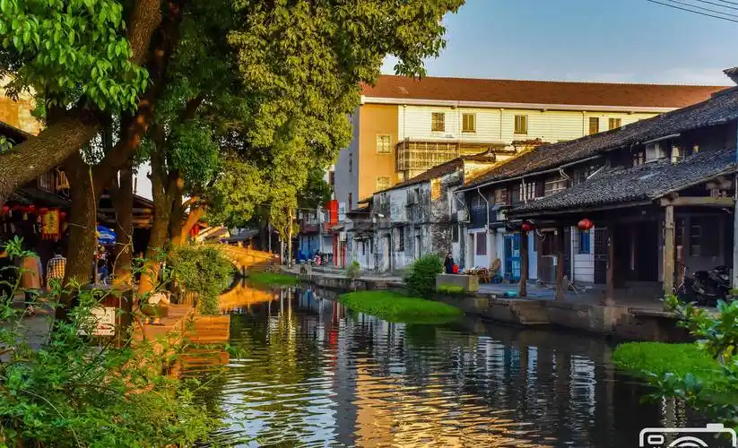 浙江古镇占地仅24平方公里,绍兴四大古镇之一,夕阳下景美如画_地方