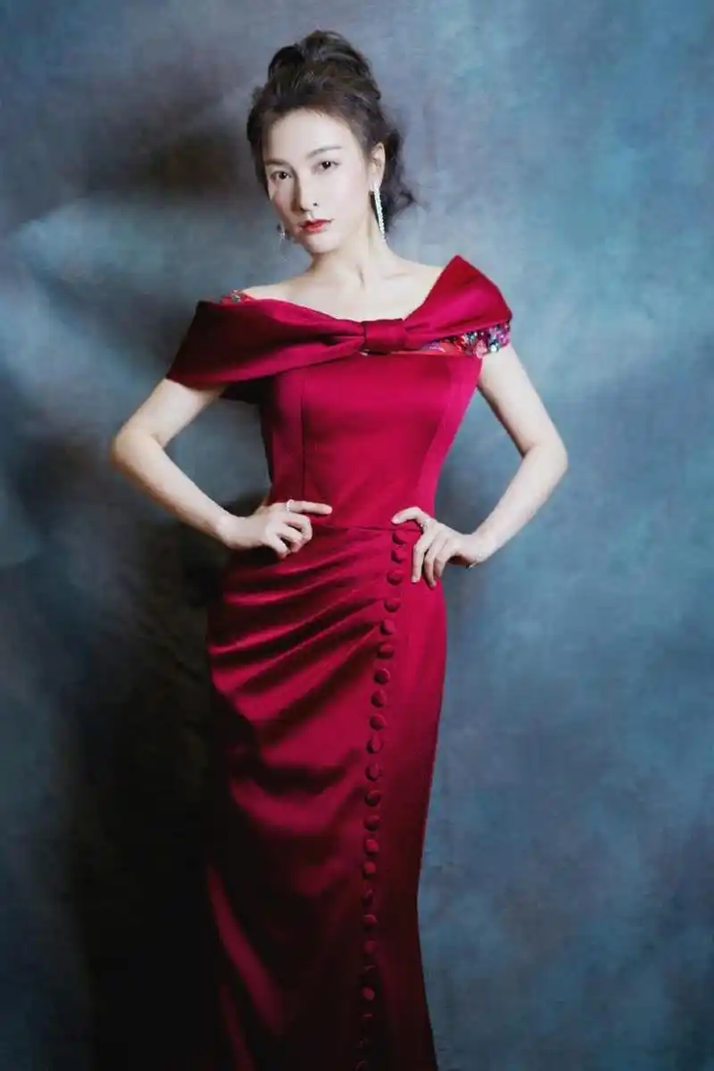 谢娜吴昕同穿红色礼服长裙,一个温婉一个活泼,换个卷发颜值巅峰