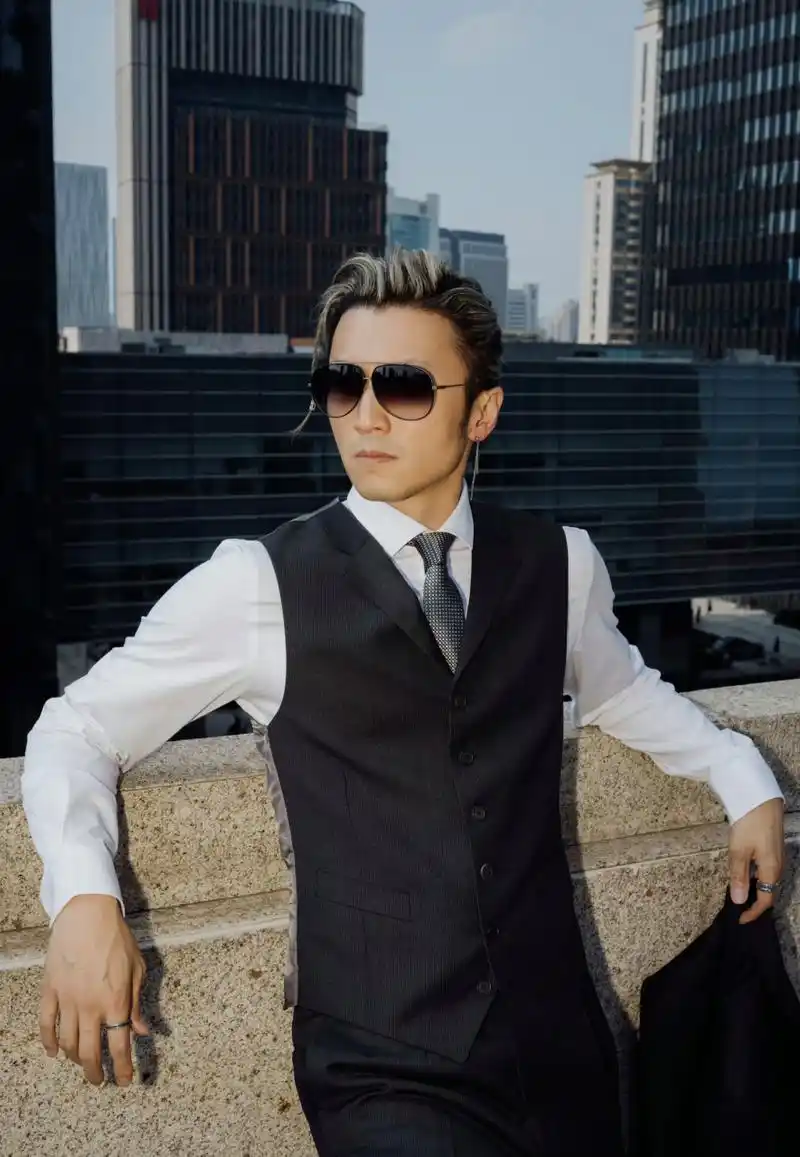 看第三张"怼脸图",谢霆锋妥妥地完胜.