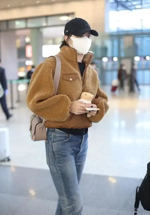 宋佳的衣品真让人佩服羊羔毛外套看着挺温暖搭牛仔裤挺有个性