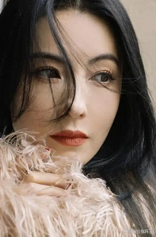 "骨相美人"有多抗老?看张柏芝巴黎看秀造型就知道了,梦回无极