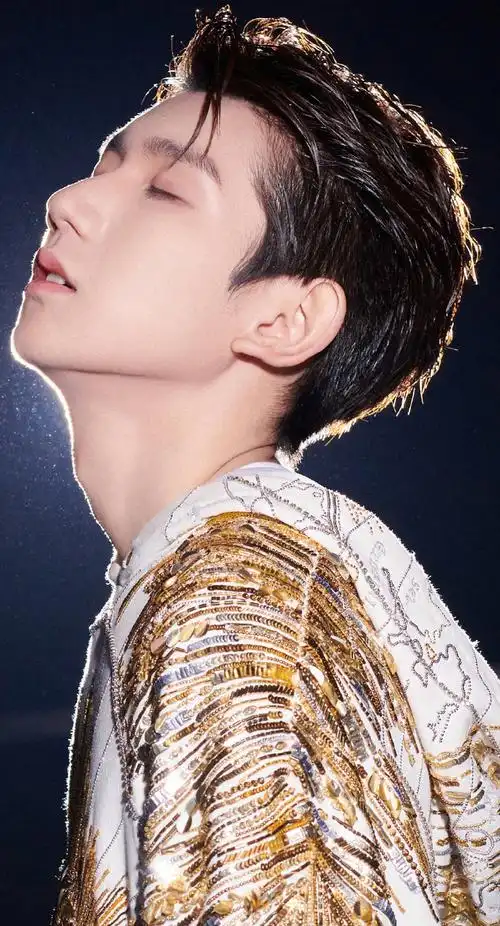 优越下颚线,性感喉结,每一张都值得细品@tfboys-王源#王源我们的歌