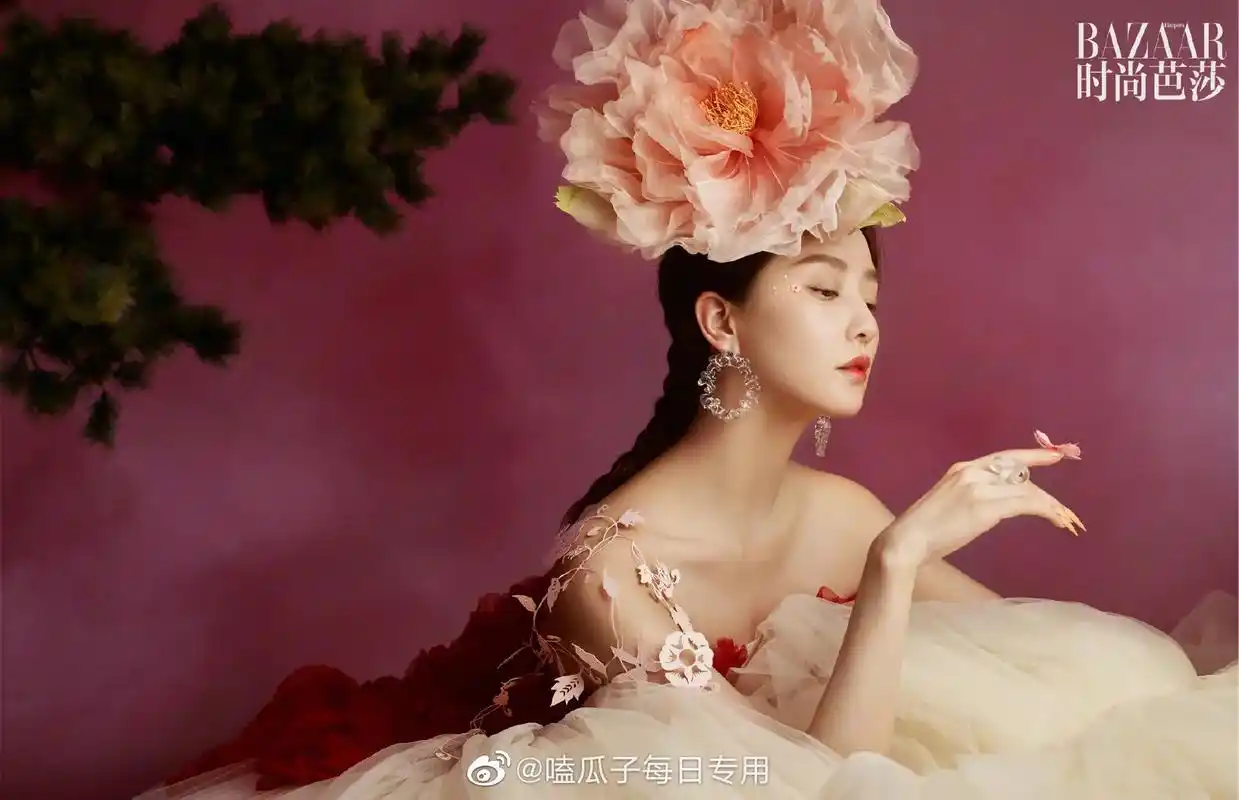 刘诗诗刘亦菲头戴花造型大片两位花仙子抱一抱