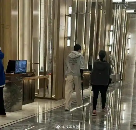 有网友在哈尔滨一澡堂偶遇@杨洋 ,他还在拄着拐走路,早日康复呀