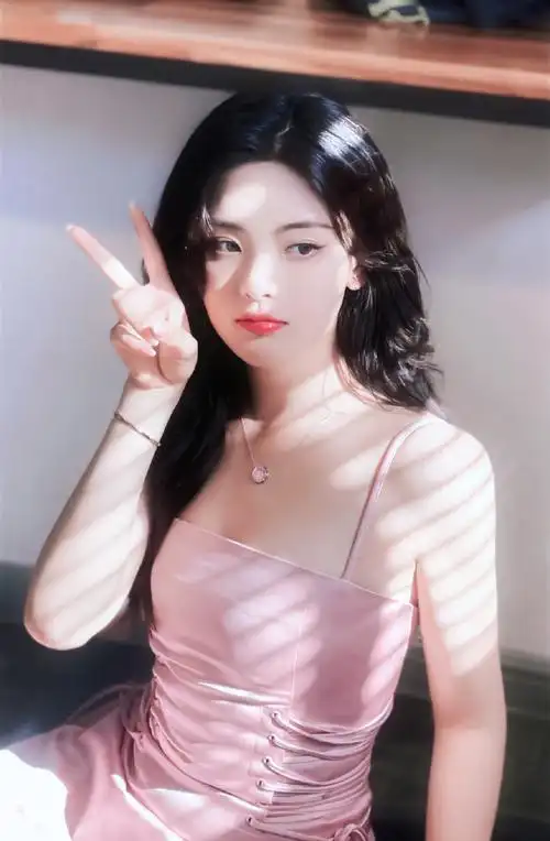 杨超越粉色吊带裙