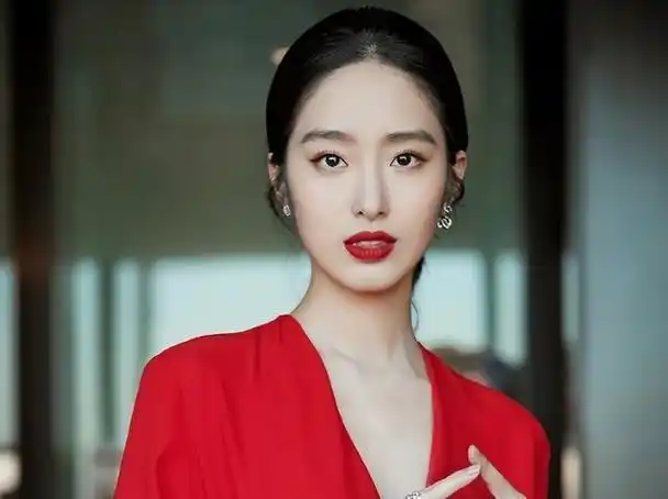 杨采钰:撬走刘亦菲背后的男人,嫁大30岁金主,她究竟图啥