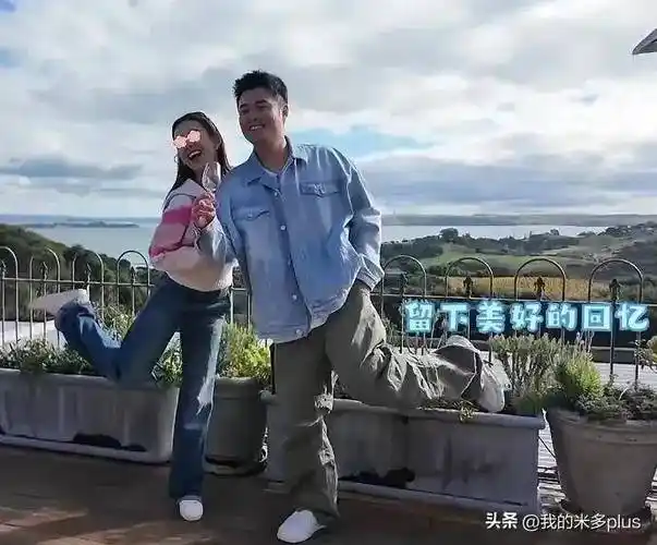 张子萱夫妇秀恩爱,女方逛街搂着陈赫胳膊,合影甜蜜又俏皮像热恋