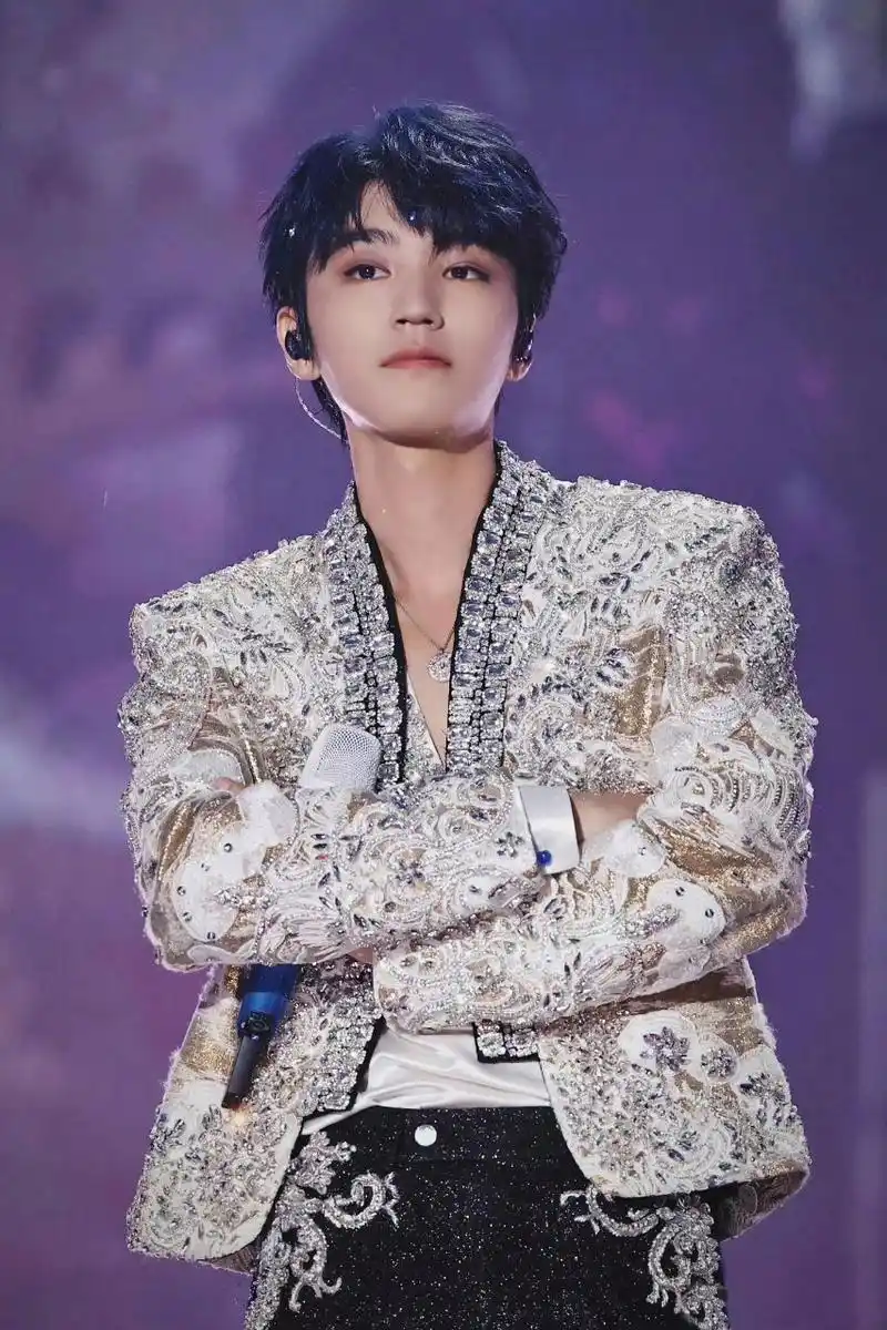 王俊凯高清壁纸 tfboys十年之约演唱会上王俊凯的图片,这几张是我觉得