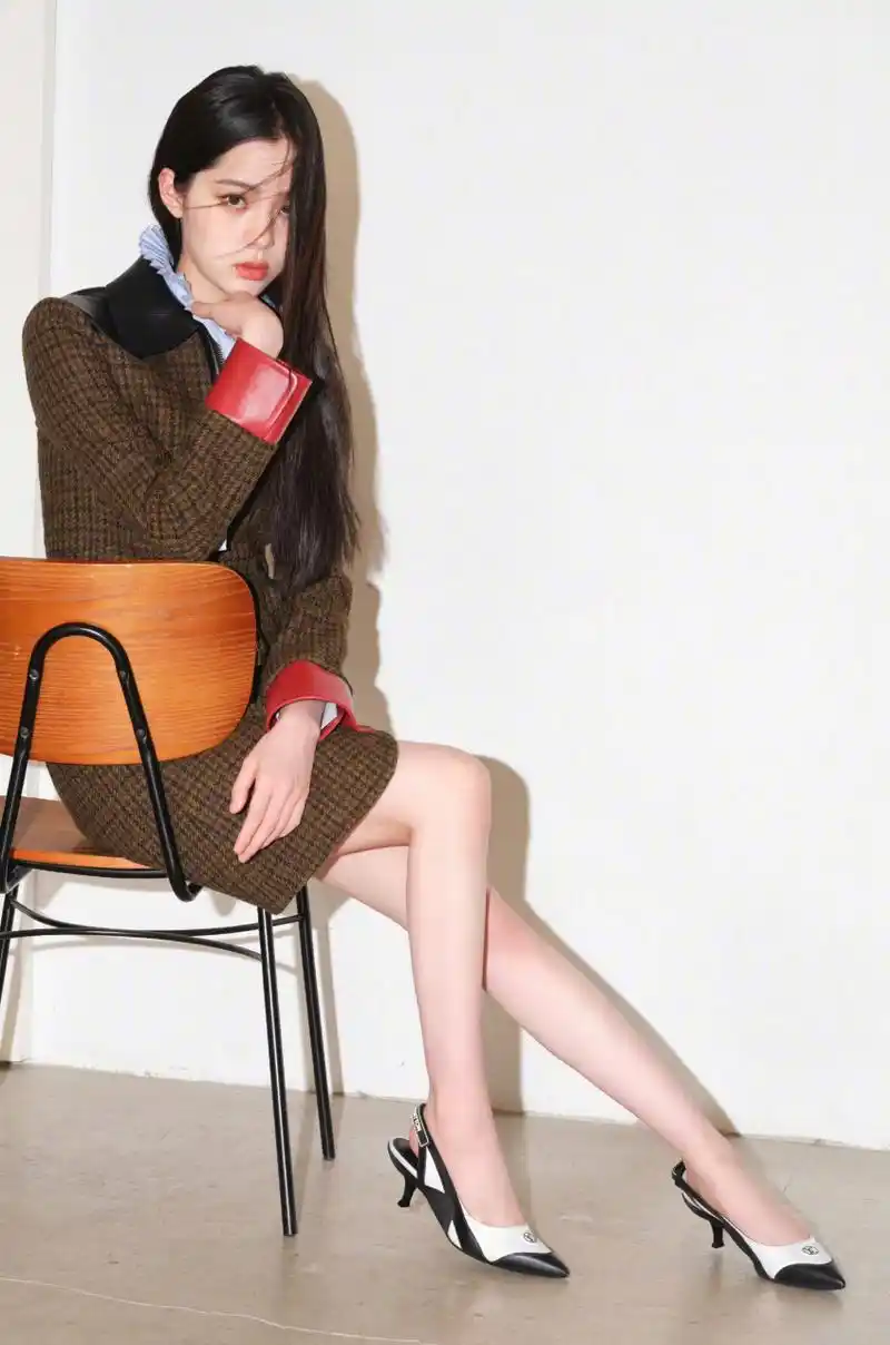 欧阳娜娜  高跟凉鞋  大长腿美jio