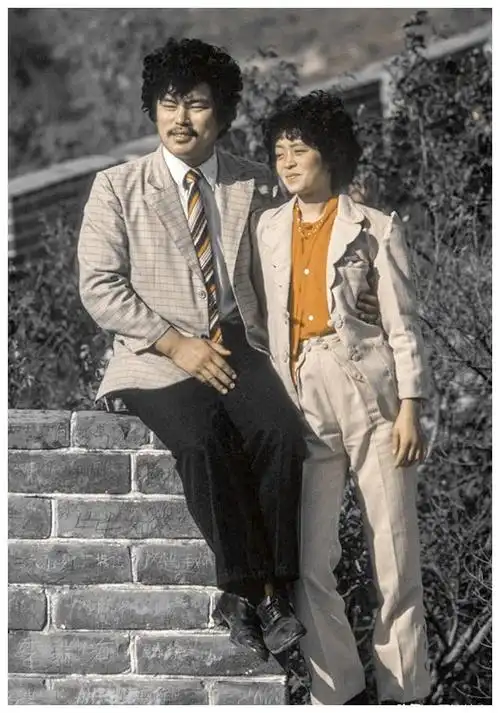 80年代的中国老照片年轻情侣的时髦装束什么样