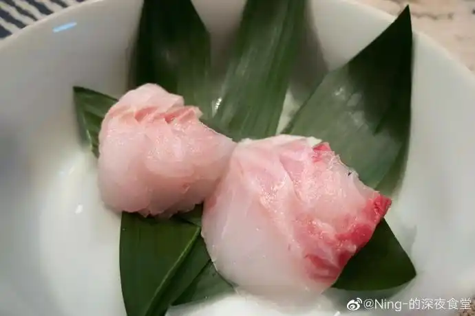 斑鱾(黑毛)/条石鲷 刺身条石鲷饭团着重. 来自ning-的深夜食堂 - 微博