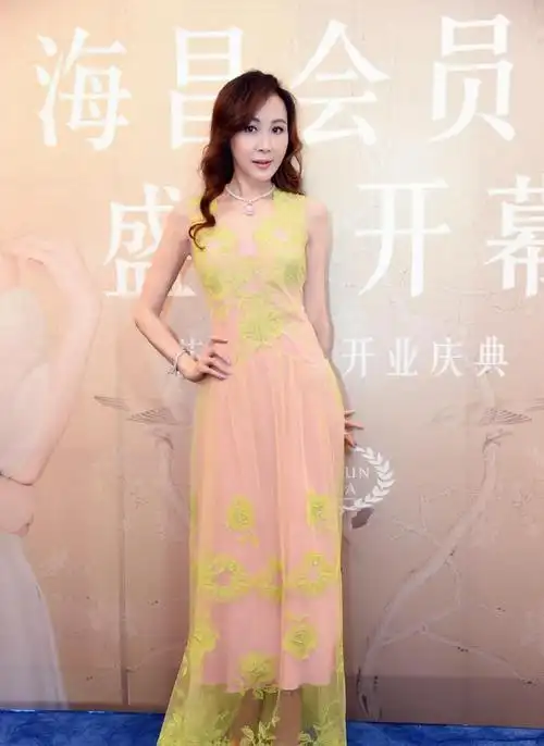 萧蔷出席品牌活动容颜不改人气依旧