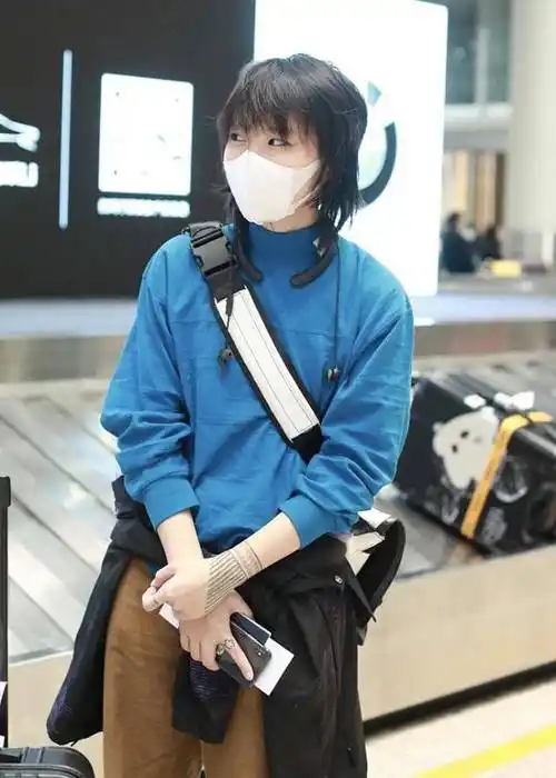 连帽卫衣配工装裤真惊艳,换个发型差点认不出_窦靖童_长发_风格