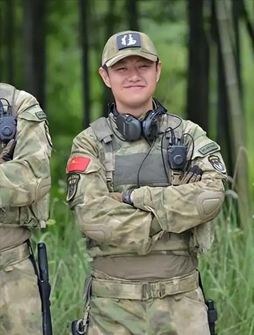 回顾39岁赵荀,从李二牛改成花美男,他的骨盆用3颗钉子挂在腰上