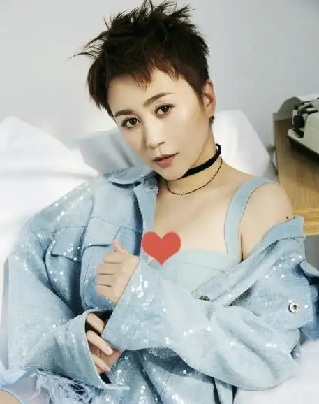 马丽罕见秀身材,吊带裙挡不住好身材,配牛仔外套真有个性