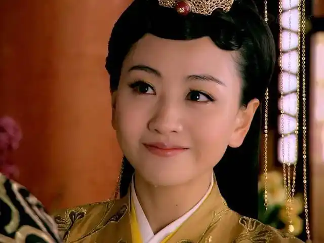 因为一首淫诗,才华横溢的皇后被赐自尽,死后尸首还受辱