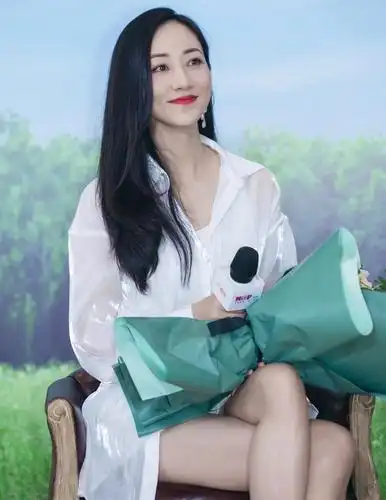 韩雪穿搭白色衬衫出行活动真是美若天仙