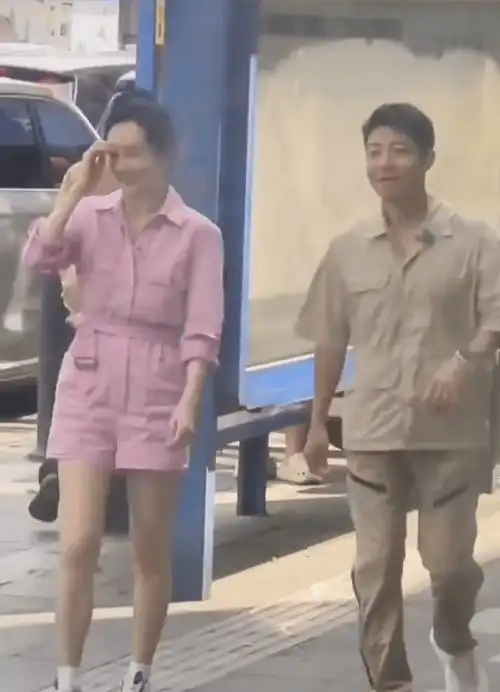 原创撒贝宁与王鸥一起逛街王鸥疑似产后身形发福身材丰腴脸部圆润