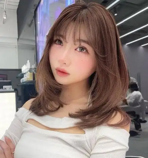 今年美发站的小编就来给大家分享几款好看的刘海类型,让你可以轻松