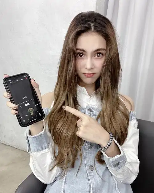 昆凌晒自拍照眨水灵大眼求助粉丝 栗色长发披肩发量惹人嫌